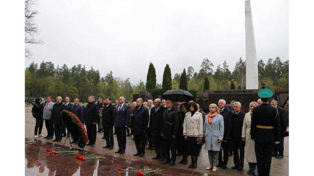 В Брянске делегации законодательных собраний посетили Партизанскую поляну