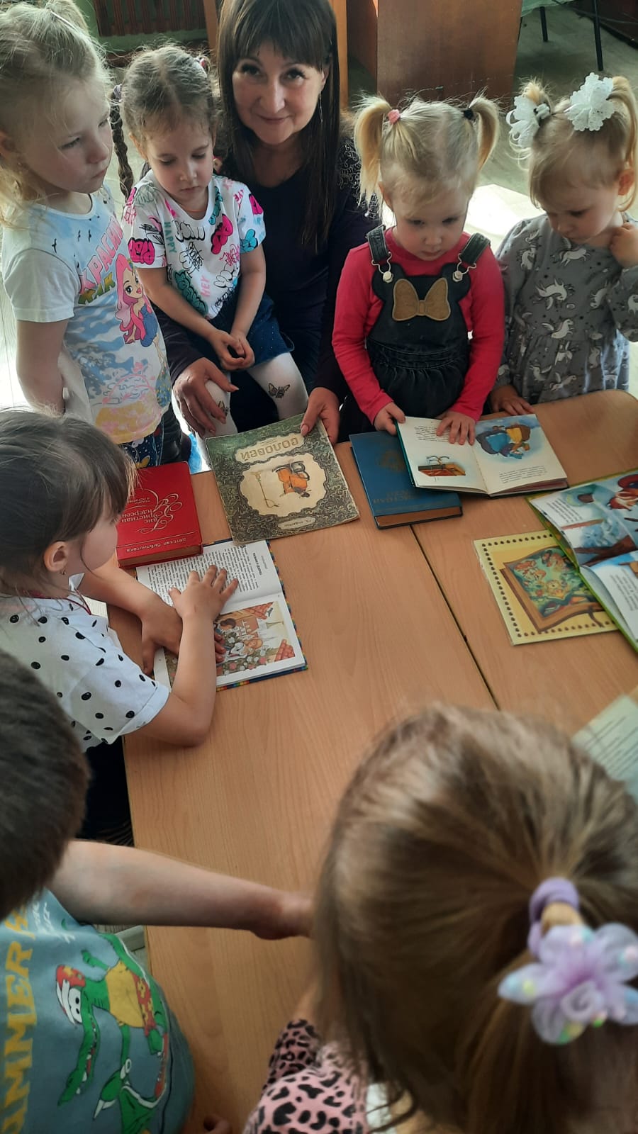 В Первомайской библиотеке прошла информинка «Волшебные сказки»