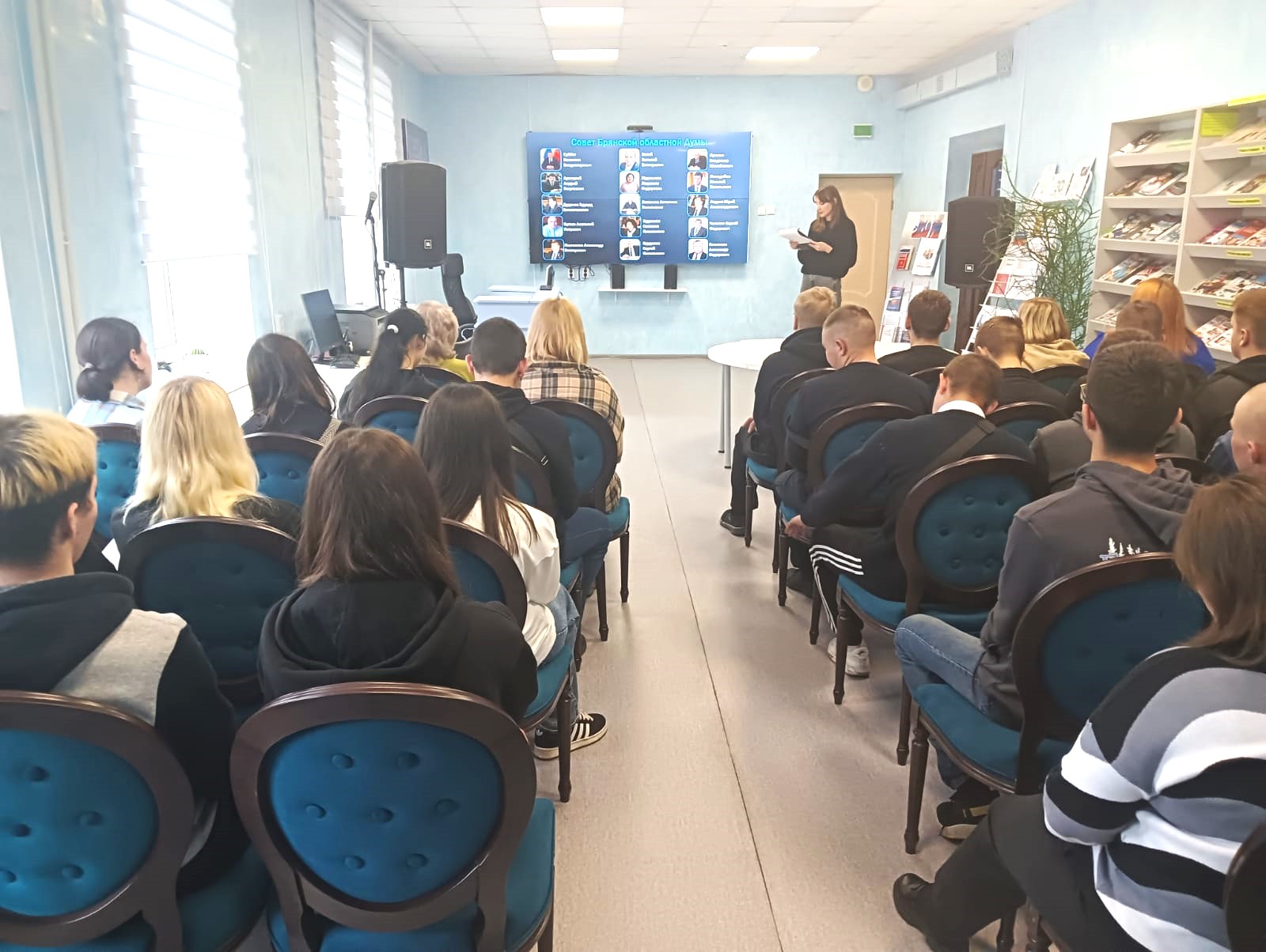 В Карачевской районной библиотеке прошло мероприятие, посвященное 30-летию Брянской областной Думы