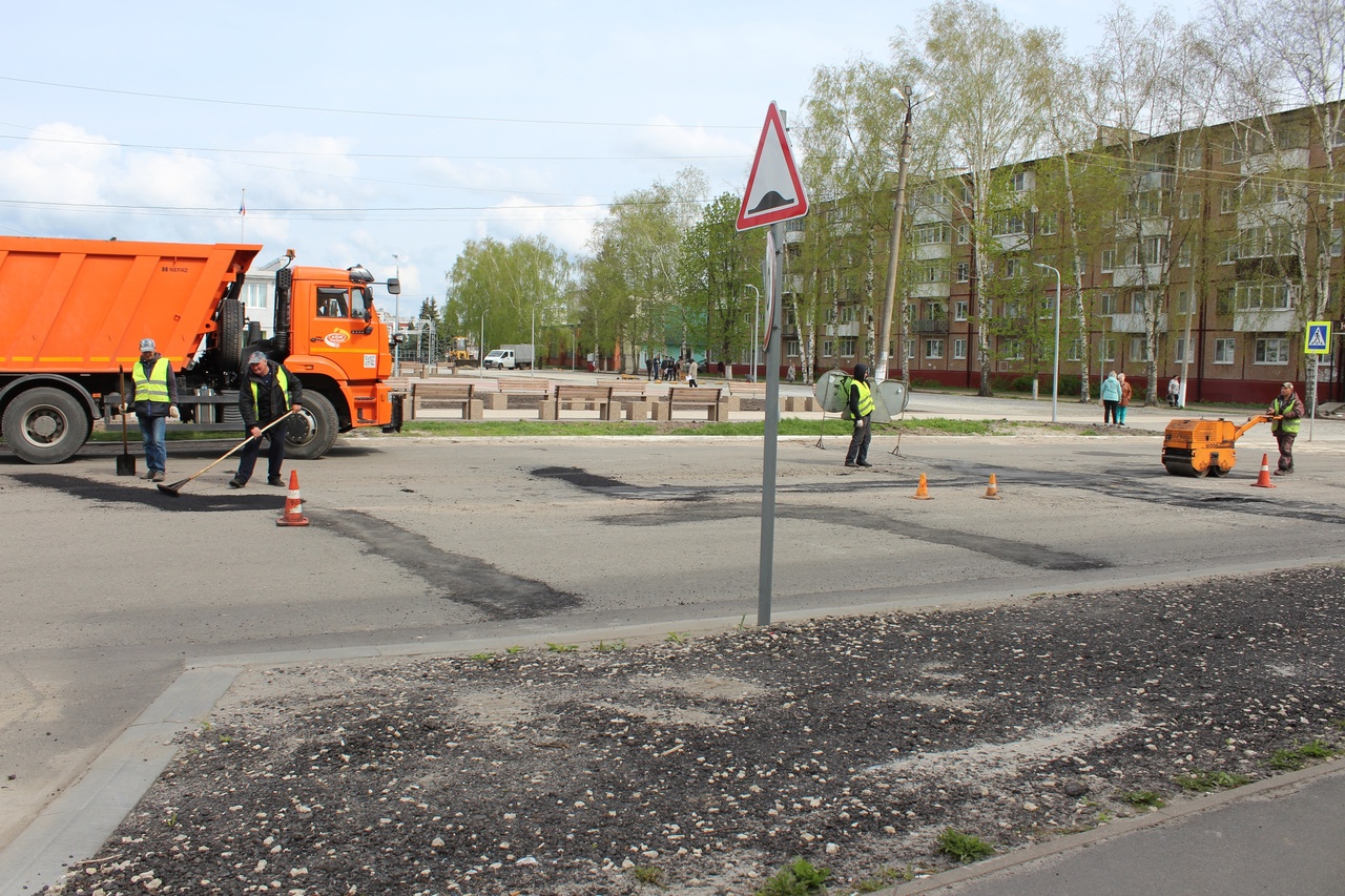 В Карачеве продолжается ямочный ремонт дорог