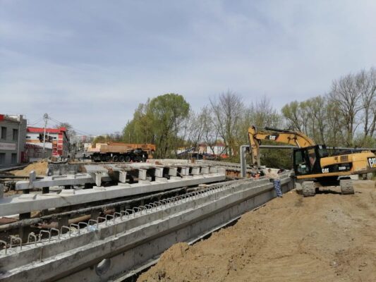 В брянских Клинцах по дорожному нацпроекту ремонтируют мост через реку Московка