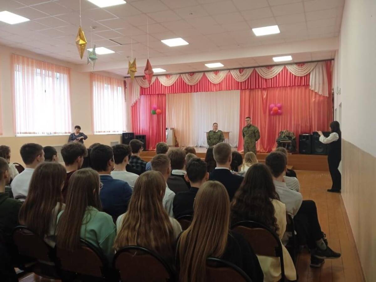 Погарским школьникам пограничники рассказали о своей службе