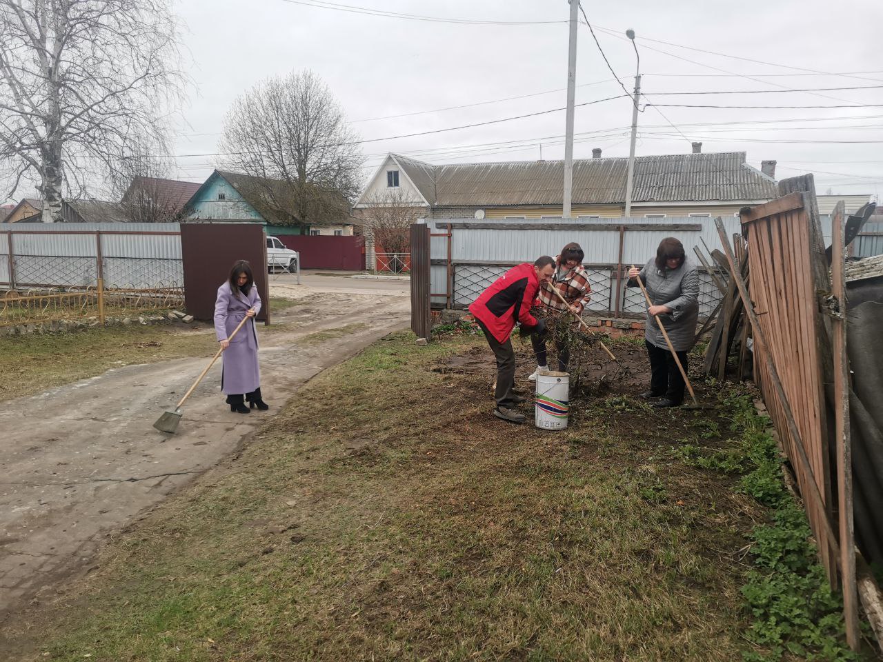 Сотрудники Карачевской ГБУ «Редакция газеты «Заря» вышли на субботник