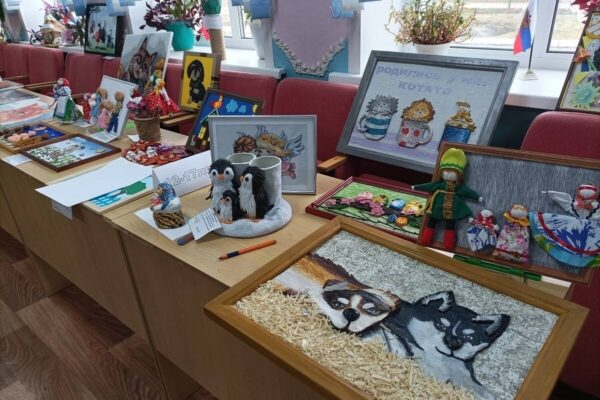 В рамках Года семьи в Центре дополнительного образования Климово  выставка детских работ проходит