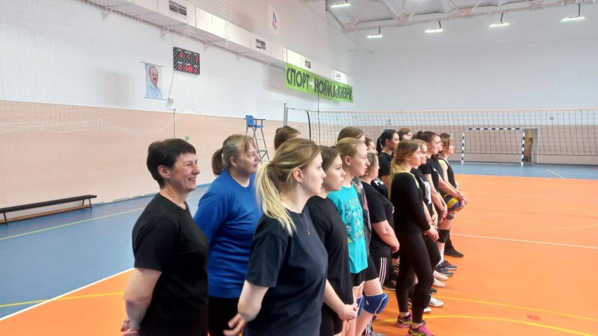 В  брянской Жуковке проходит волейбольный турнир памяти местного тренера