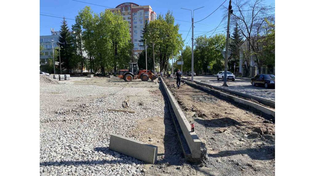 В БРЯНСКЕ  ИДЁТ РЕМОНТ УЧАСТКА ДОРОГИ ПО УЛ. ТРУДОВОЙ