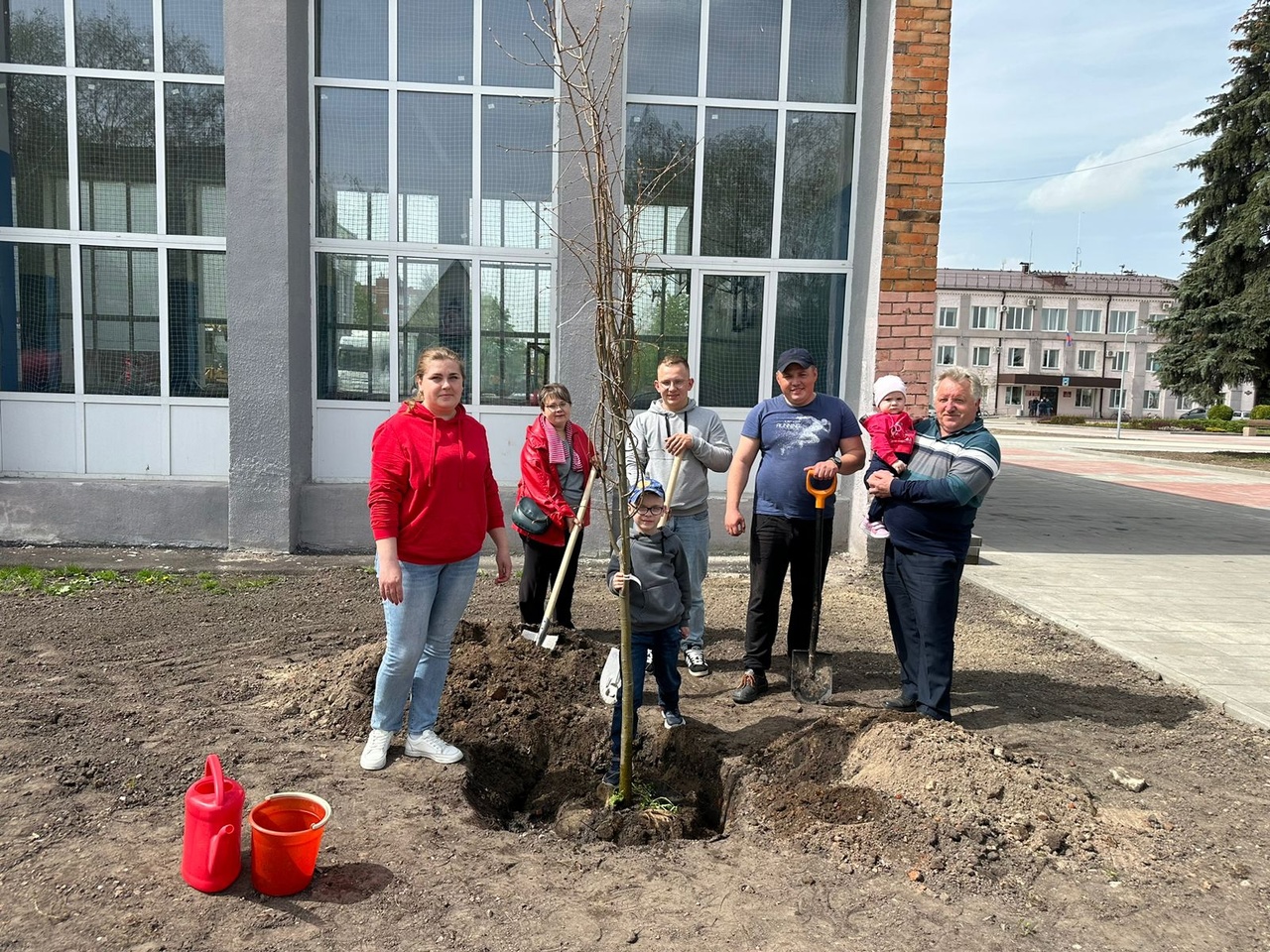 Семья депутата Карачевского горсовета приняла участие во Всероссийском субботнике