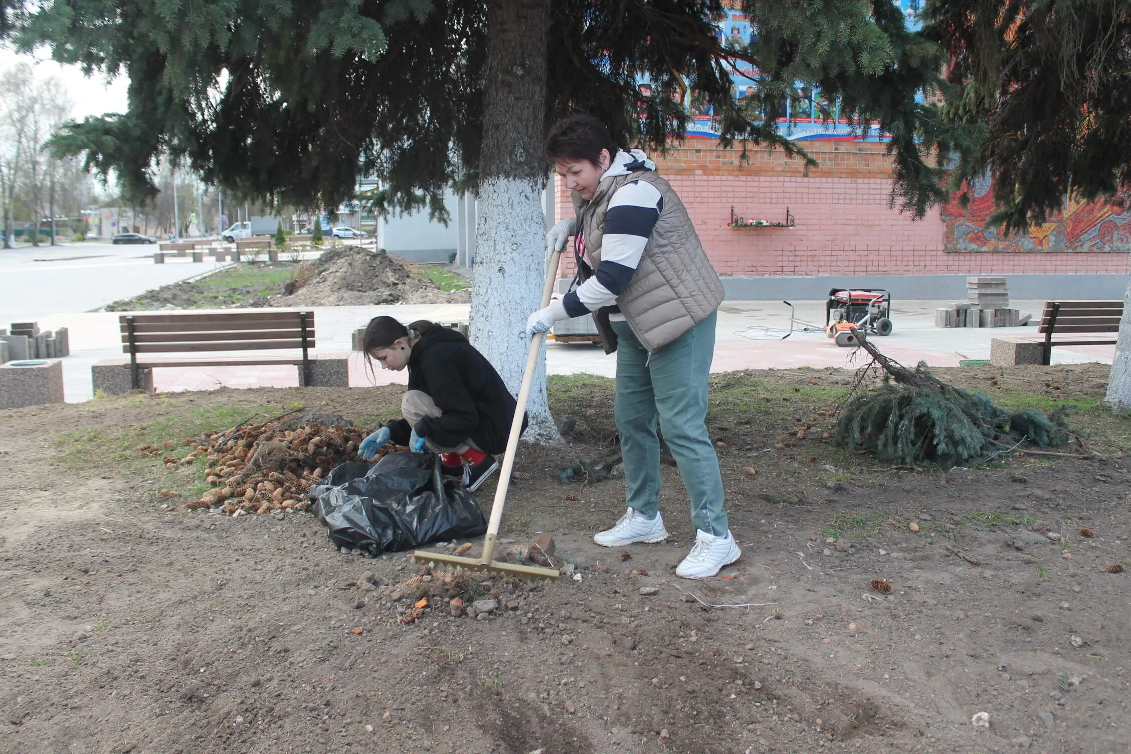 В Карачеве прошел очередной субботник