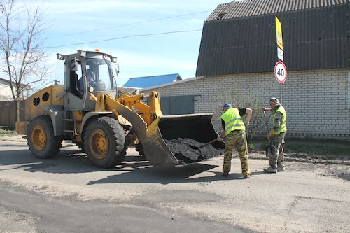 В Карачевском районе продолжается ямочный ремонт