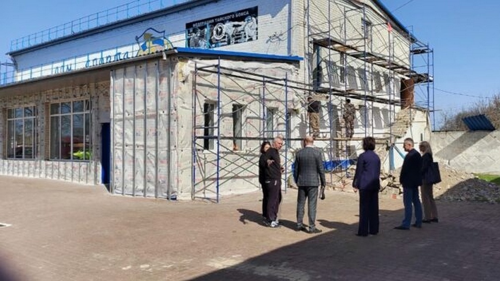 В брянском поселке Комаричи продолжают ремонтировать  спортивную  школу «Юность»