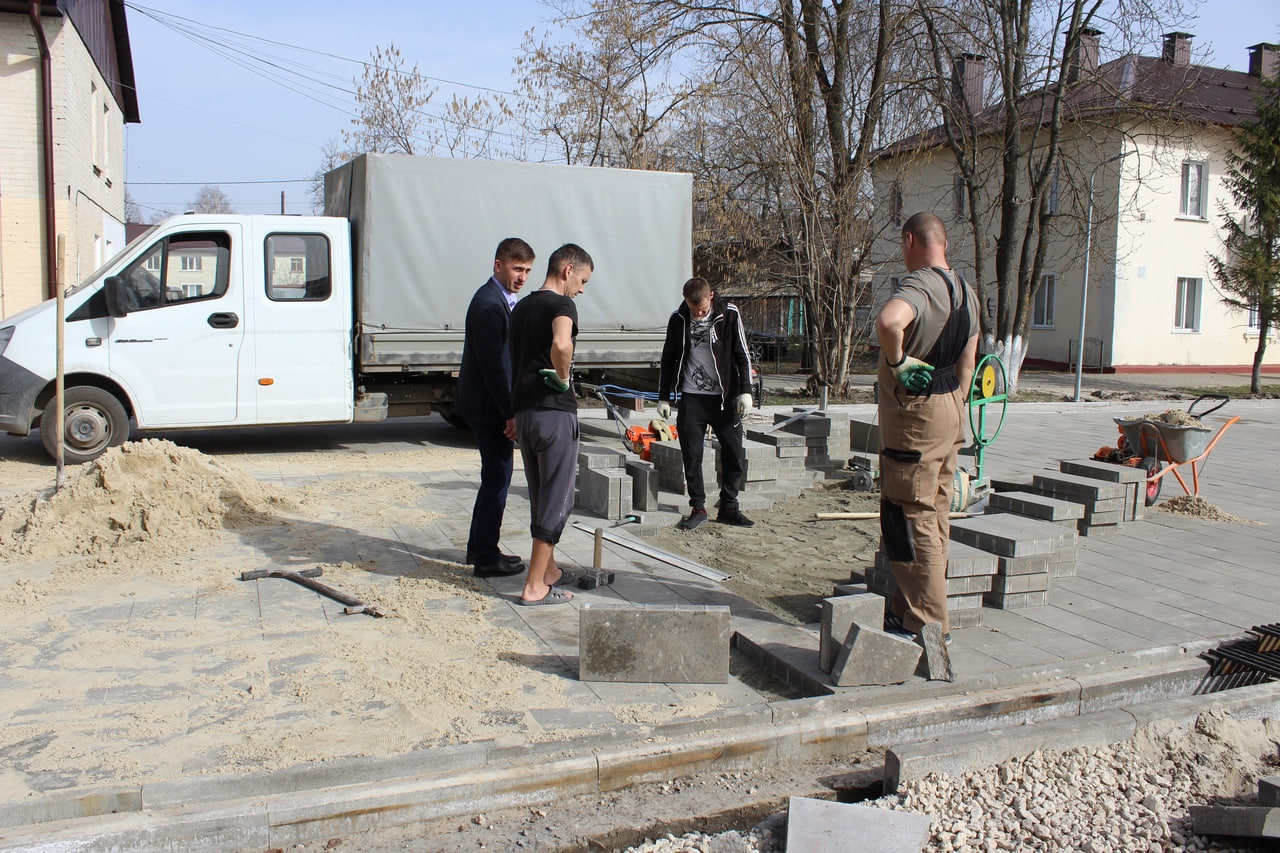 В Карачеве продолжается благоустройство центральной площади