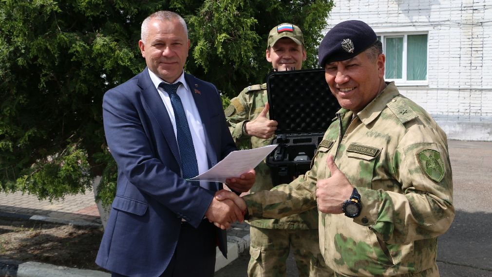 Председатель облдумы Валентин Суббот передал брянским росгвардейцам спецтехнику