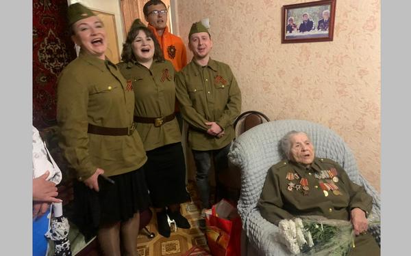 Музыкальный подарок получила бывшая фронтовая медсестра Анна Иванова