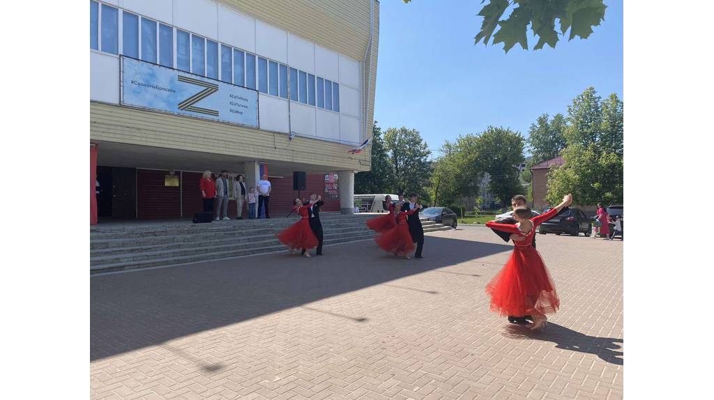 В Брянске высадили деревья и кустарники вокруг Дворца культуры имени Кравцова