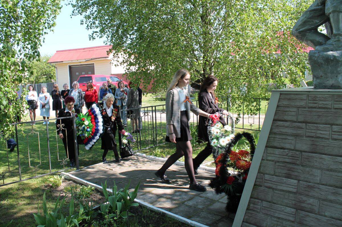 В брянской Суземке почтили память 450 расстрелянных мирных жителей