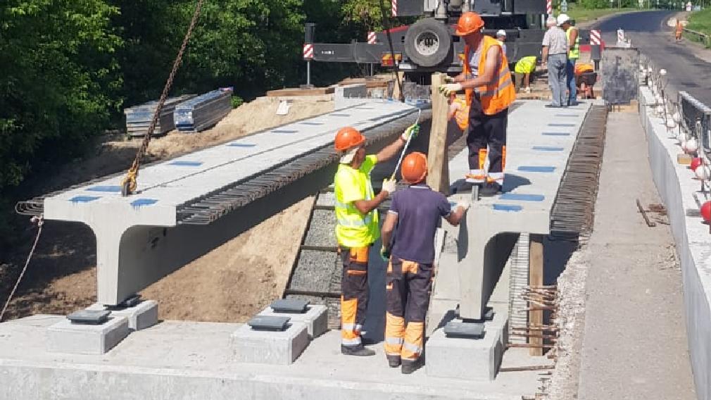 На мосту через брянскую реку Уль начался монтаж балок пролетного строения