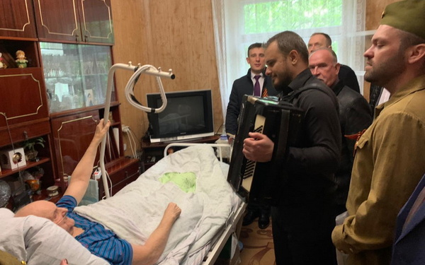 В Брянске «Музыкальной открыткой» поздравили ветерана Великой Отечественной войны