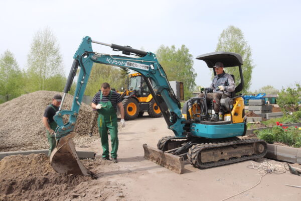 В брянском Трубчевске благоустраивают двор дома №4 по улице Заводской