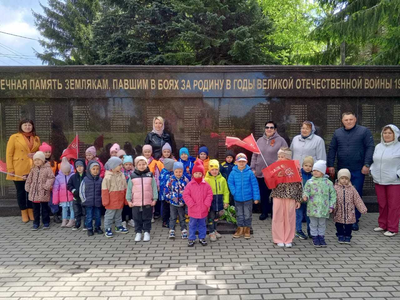 Работники Первомайской сельской библиотеки провели патриотическое мероприятие «Памяти павших будьте достойны!»