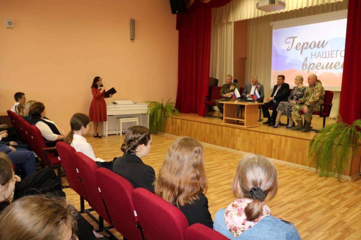 В Стародубе школьники встретились с участниками СВО