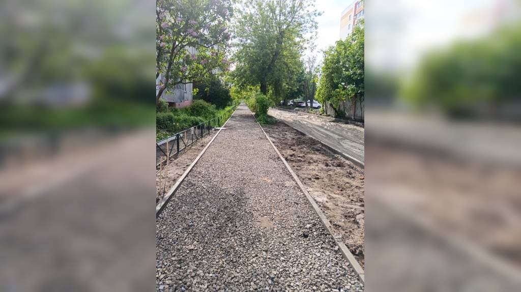 В Бежицком районе обустраивают тротуары по переулку Брянскому