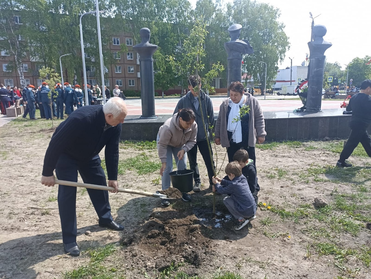 В Карачеве посадили «Семейный сад»