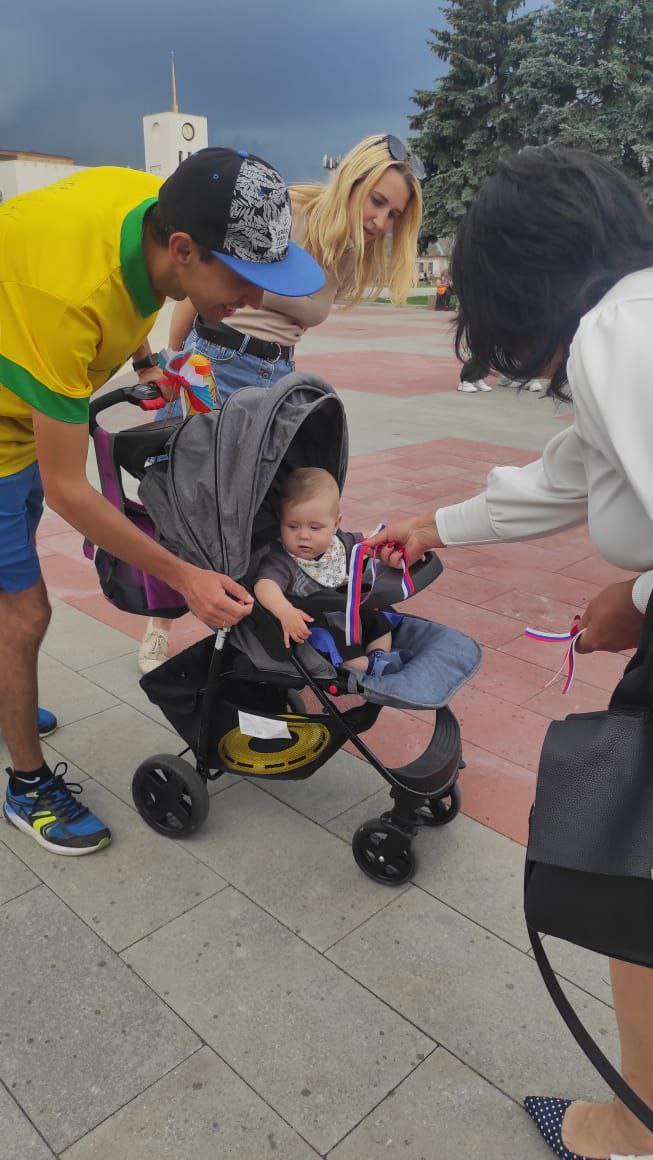 Карачевские волонтеры провели акцию «Российский триколор»