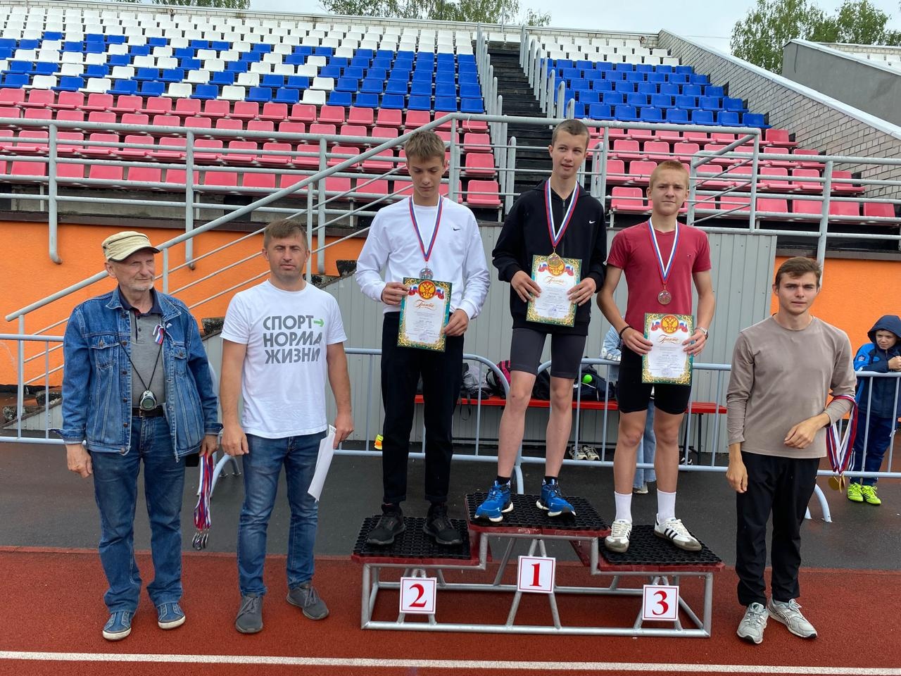 На Карачевском стадионе «Снежеть» прошел легкоатлетический спринт, посвященный Дню России