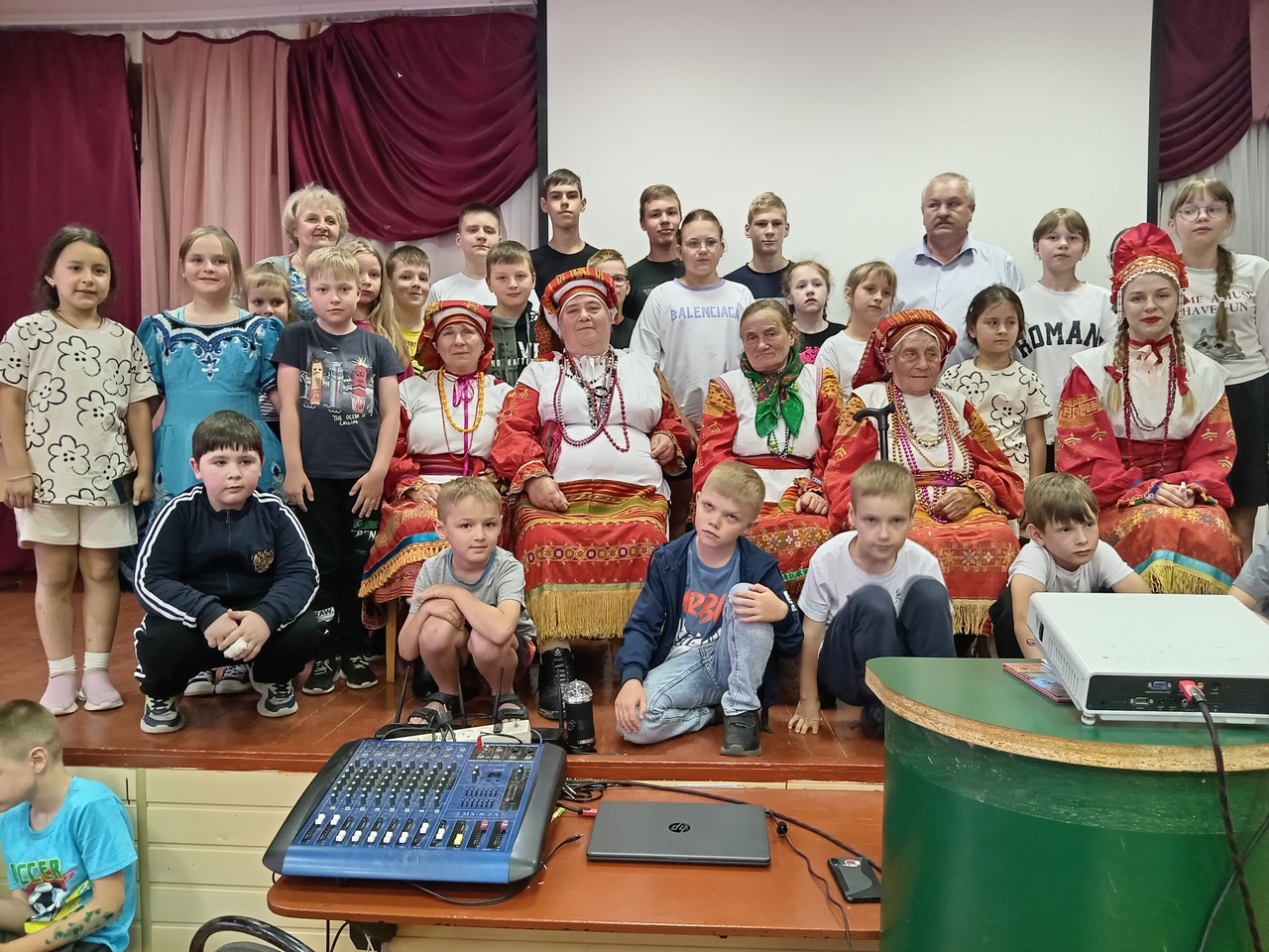 У карачевских школьников побывал Руженский фольклорный хор