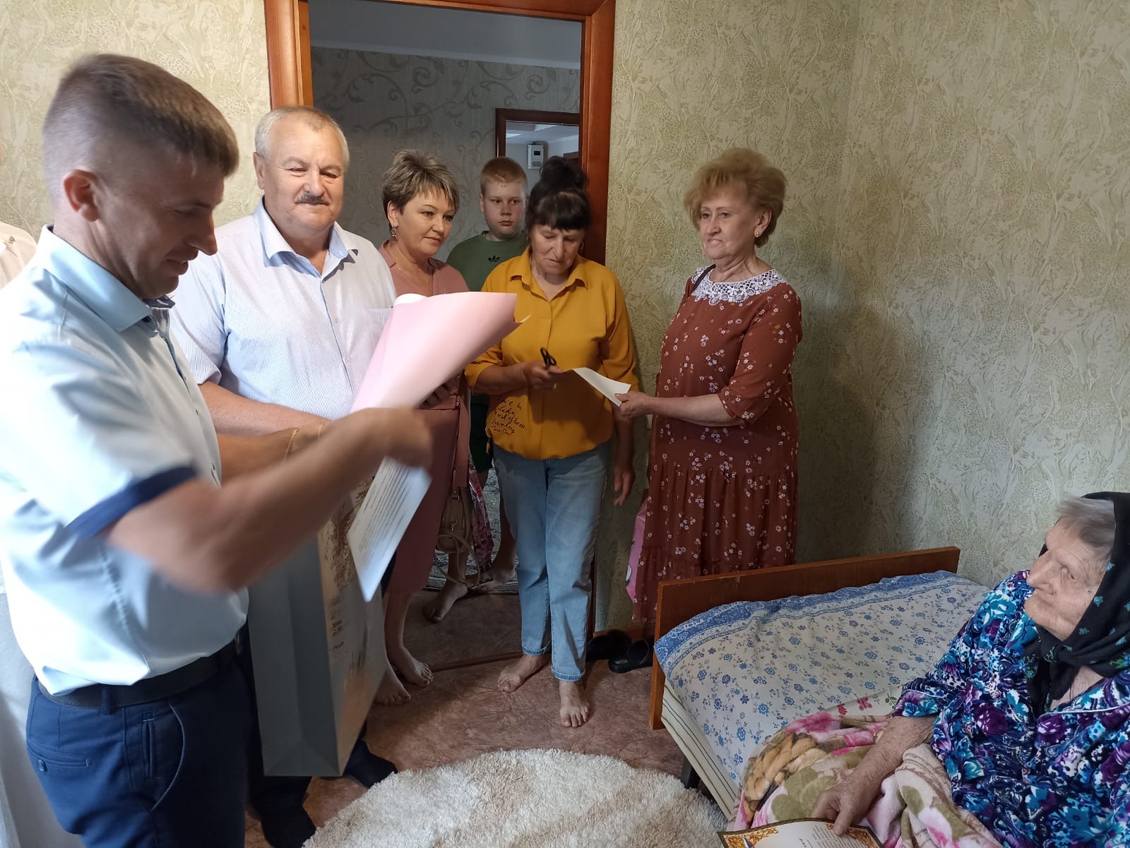 Со 100-летним юбилеем поздравили долгожительницу Карачевского района