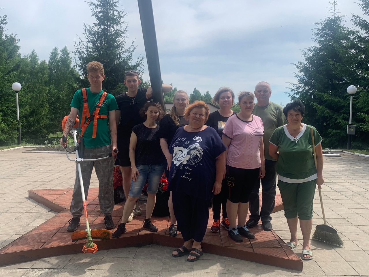 Работники Карачевского РДК привели в порядок мемориальный комплекс на Аксиньинской высотке