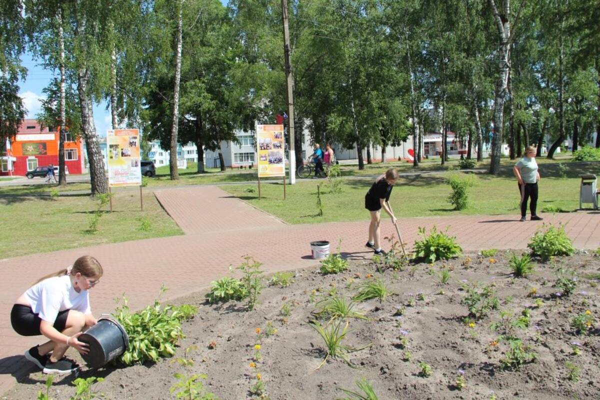 Брасовские Первые Брянской области  облагораживают сквер Волонтеров
