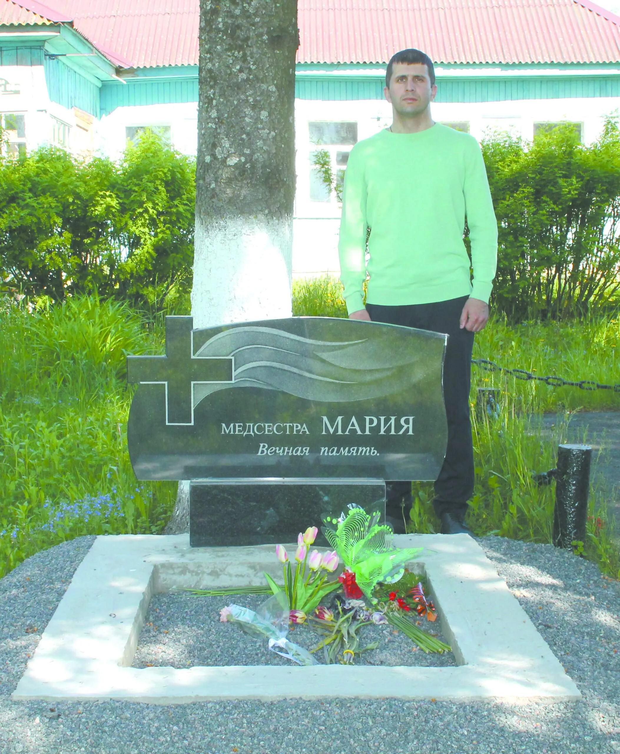 Карачевские аграрии установили памятник на могиле сестры милосердия Марии