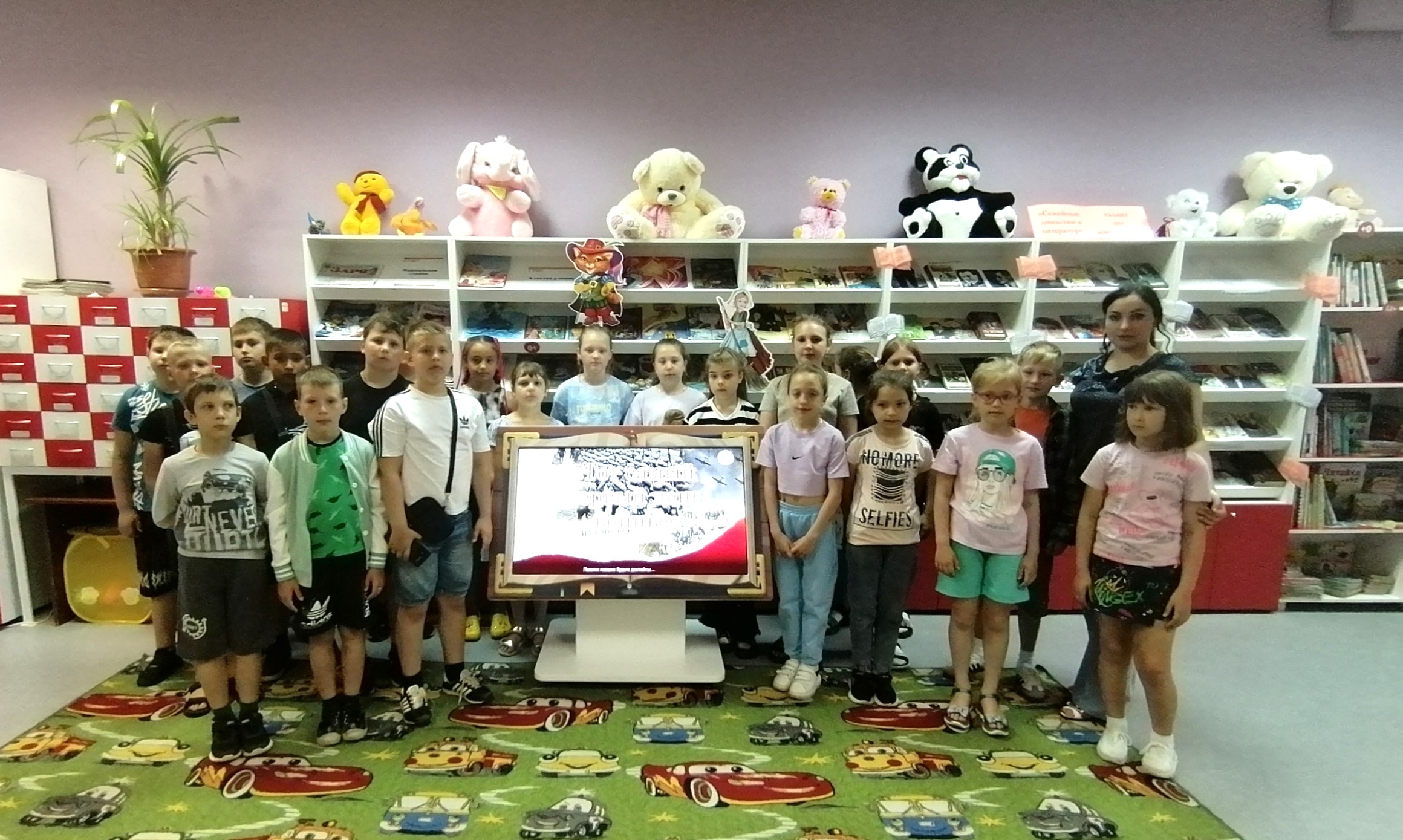 В Карачевской библиотеке  провели урок мужества «Памяти павших во имя живых»