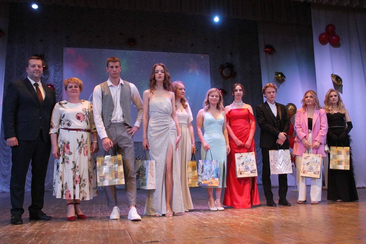 В Карачеве прошел выпускной бал