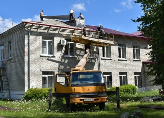 В брянской Клетне продолжают капитально ремонтировать кровлю здания районной поликлиники