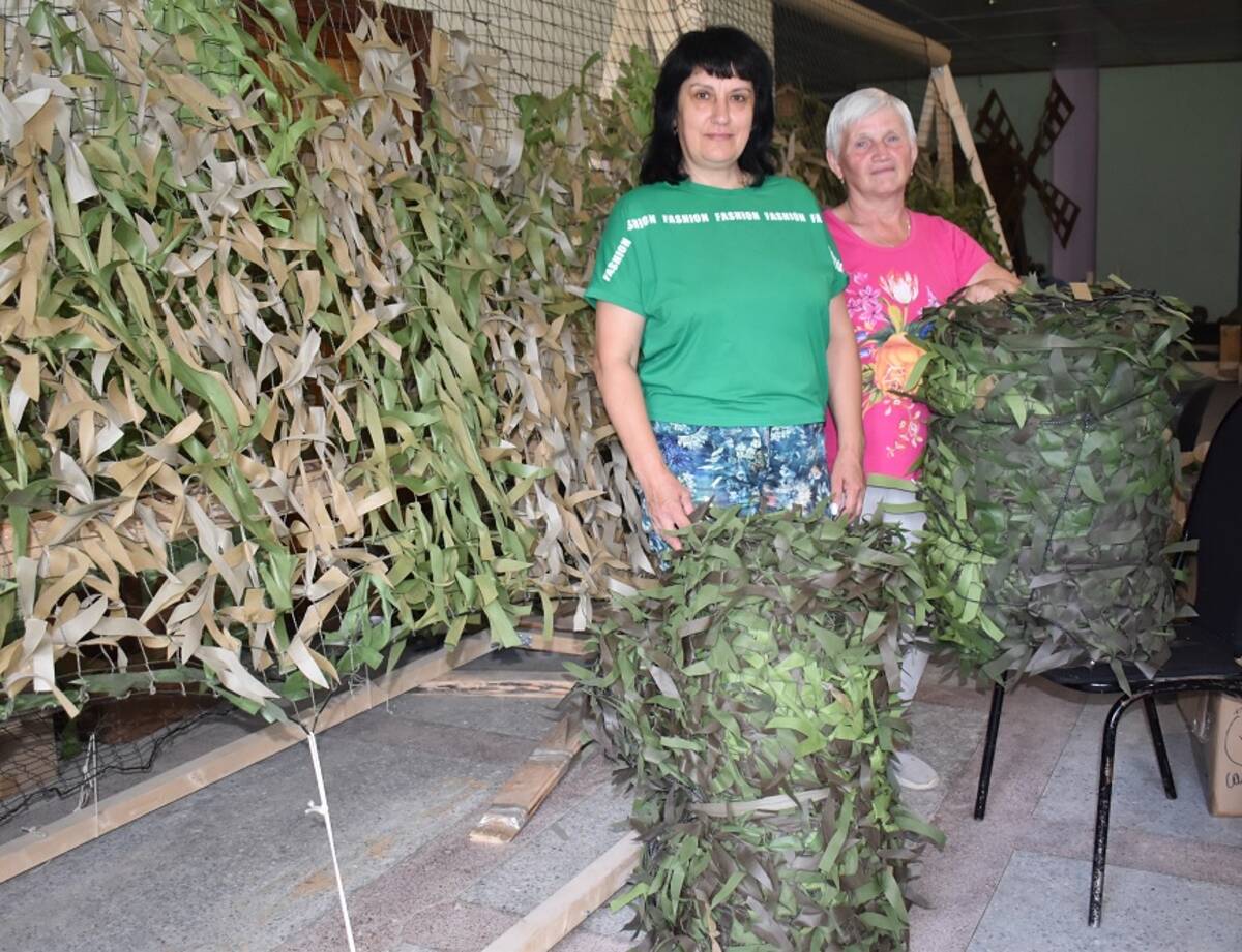 В Клетнянском районе занимаются плетение маскировочных сетей