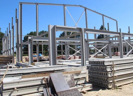 В брянском Локте начали  устанавливать  металлоконструкции спортивно-оздоровительного комплекса