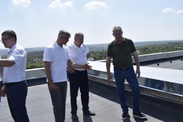 Брянские рабочие в луганской Брянке полностью заменят кровли в 34 многоквартирных домах