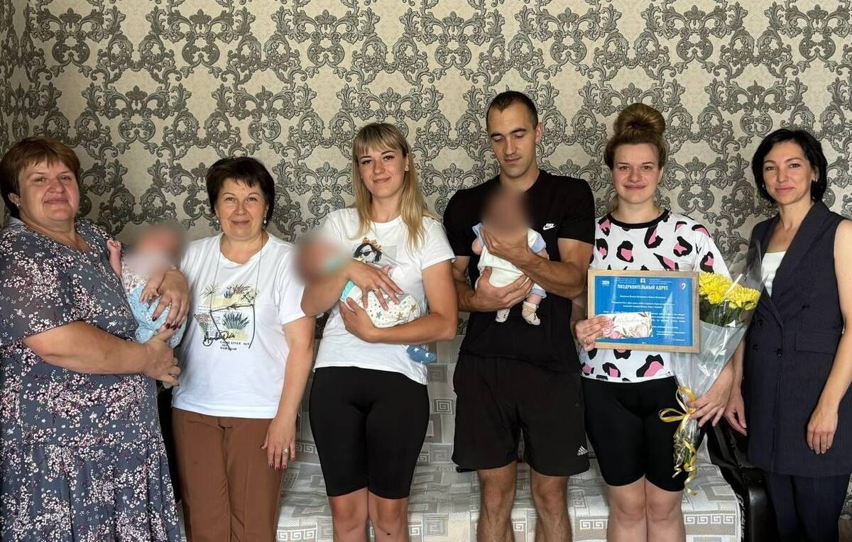 В Стародубе  Брянской области поздравили с наступающим Днём семьи, любви и верности родителей тройни