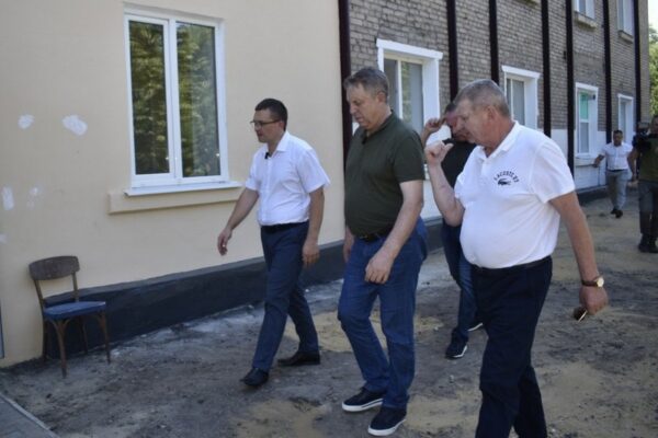 Специалисты  из Брянска  обустраивают пищеблок в брянковском учебно-воспитательном комплексе №17