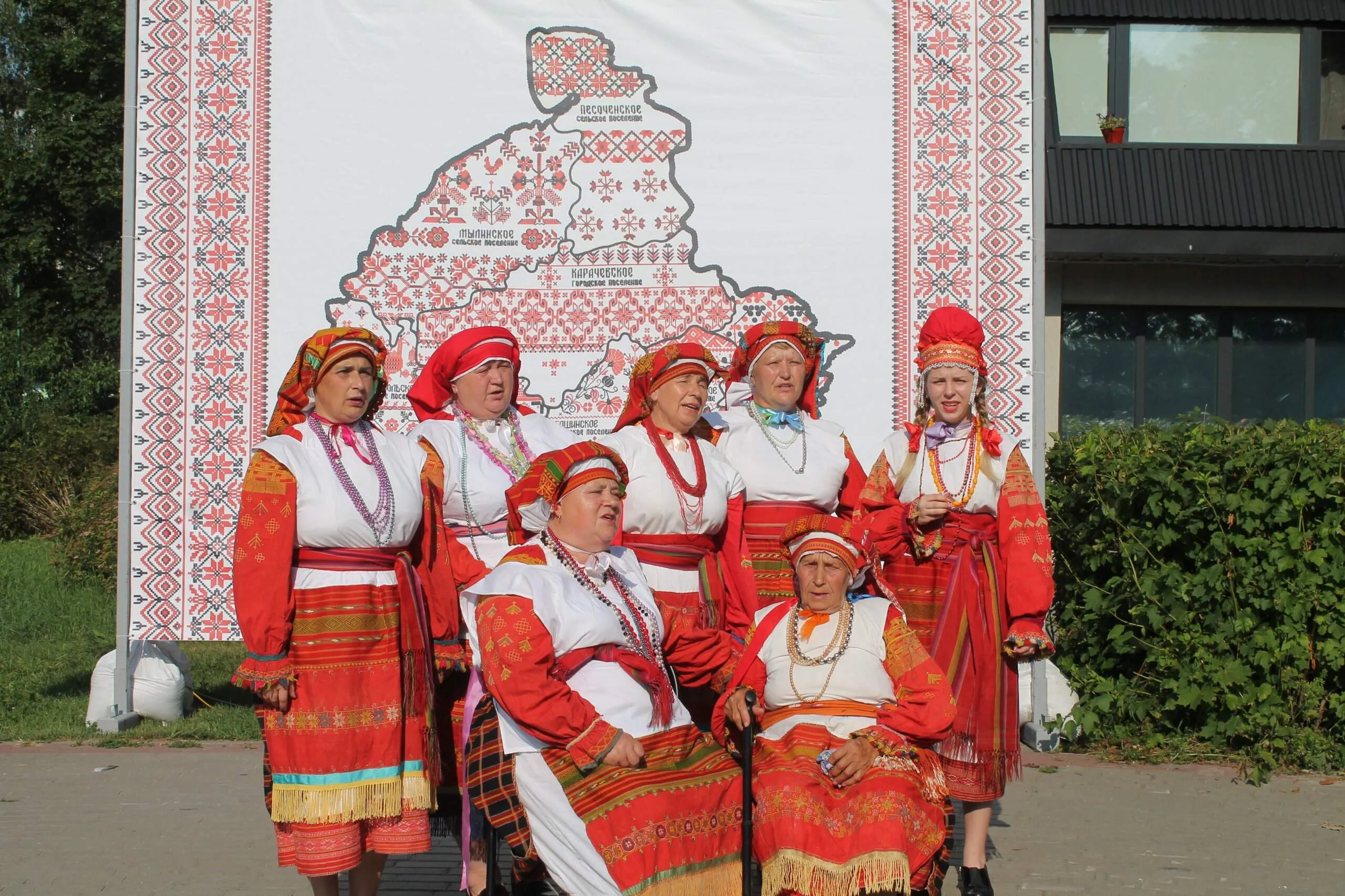 В Карачеве прошел фольклорный праздник: «Вспомним русские обычаи, вспомним нашу старину»