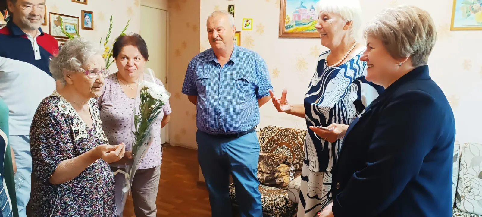  В Карачеве поздравили замечательных землячек с юбилеем