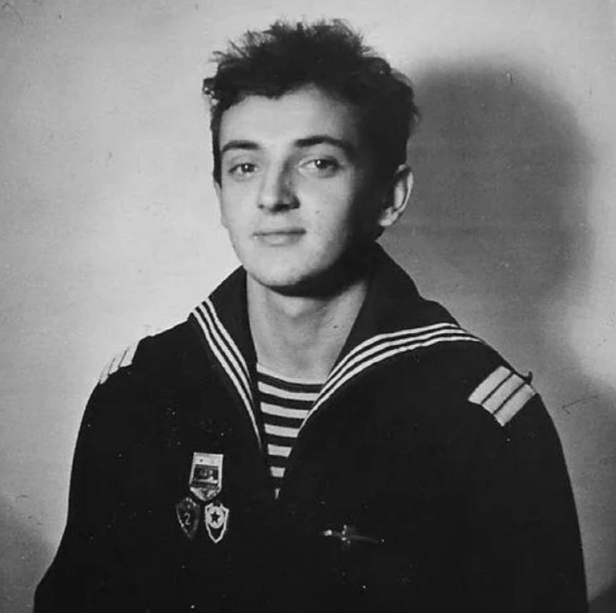 » Кто, товарищи, знаком с этим видным моряком?»