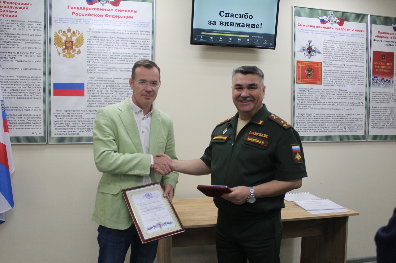 В Карачеве военный комиссар Брянской области Ильфат Абзалов торжественно вручил медаль Министерства обороны Генеральному директору ООО «Веза» Андрею Литвиненко.