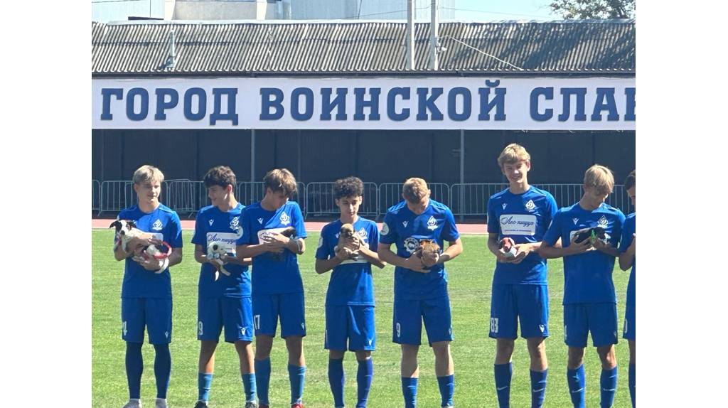 Юные брянские футболисты начали матч необычно