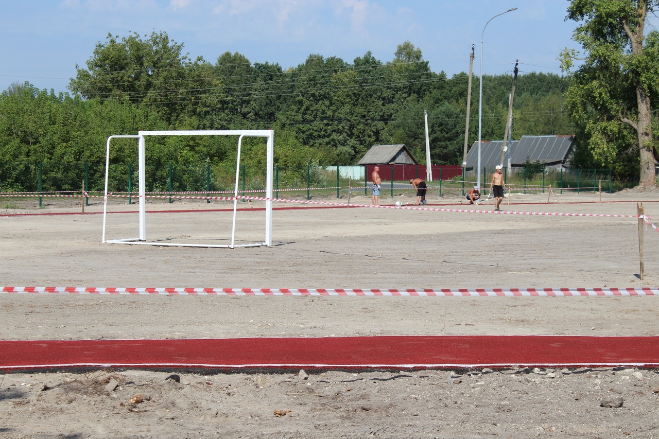 В карачевском поселке Теплое возводят спортплощадку