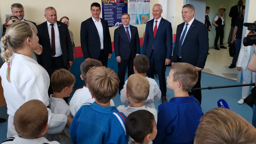 Александр Богомаз и почетные гости посетили Дворец единоборств имени Артема Осипенко