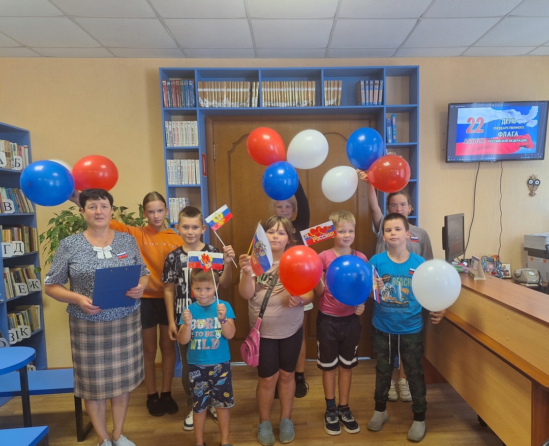 В Трыковской сельской библиотеке прошел мастер- класс «Главный флаг страны великой»