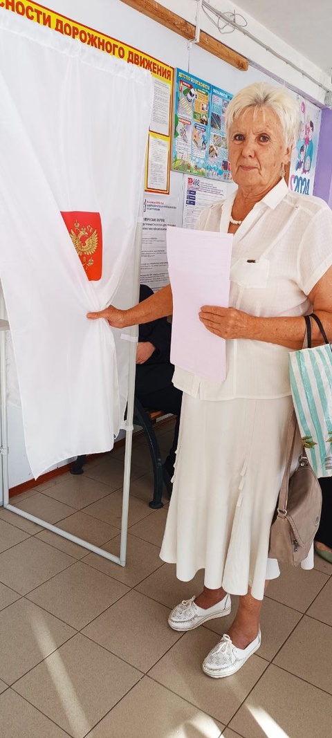 Председатель районного совета ветеранов Р.С.Гарбузова проголосовала в первый день выборов